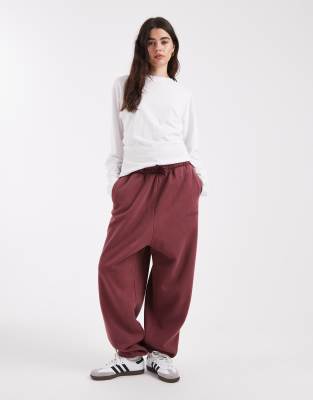 adidas Originals - Essentials - Japan Jogger+ - Boyfriend-Jogginghose in verwaschenem Kastanienbraun mit linearem Logo-R...