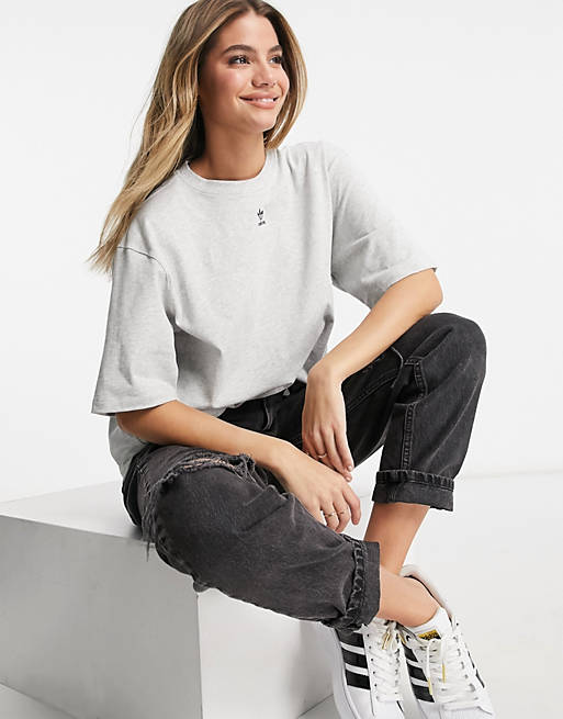 adidas Originals – Essentials – Ljusgrå t-shirt i oversize med treklöverlogga