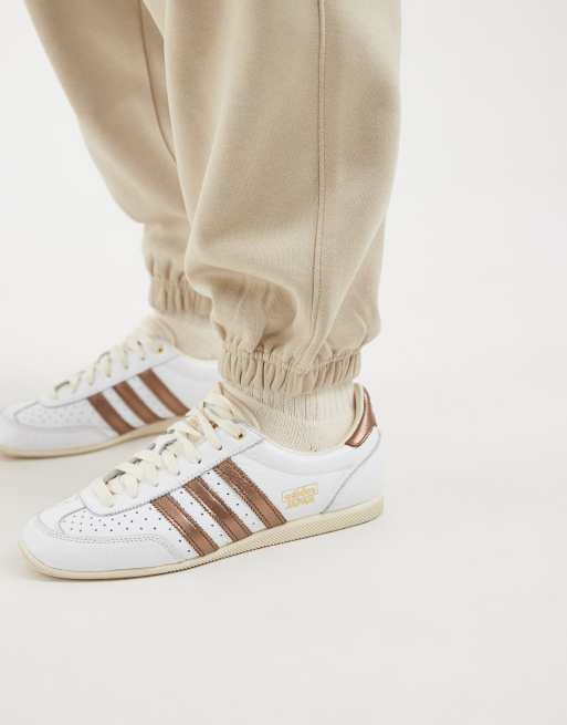 adidas Originals – Essentials – Locker geschnittene Fleece-Jogginghose in Khaki Three, 4 von 5