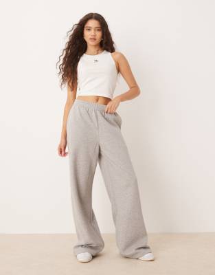 adidas Originals – Essentials – Mellangrå, melerade fleecebyxor med vida ben - view 1