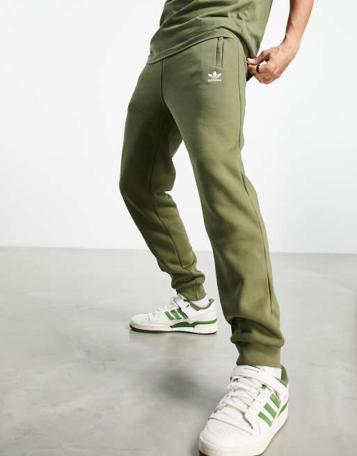 adidas Originals – Essentials – Olivfärgade mjukisbyxor