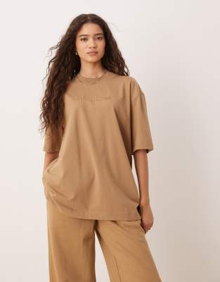 adidas Originals - Essentials - Oversize-T-Shirt in Kartonbraun mit linearem Logo