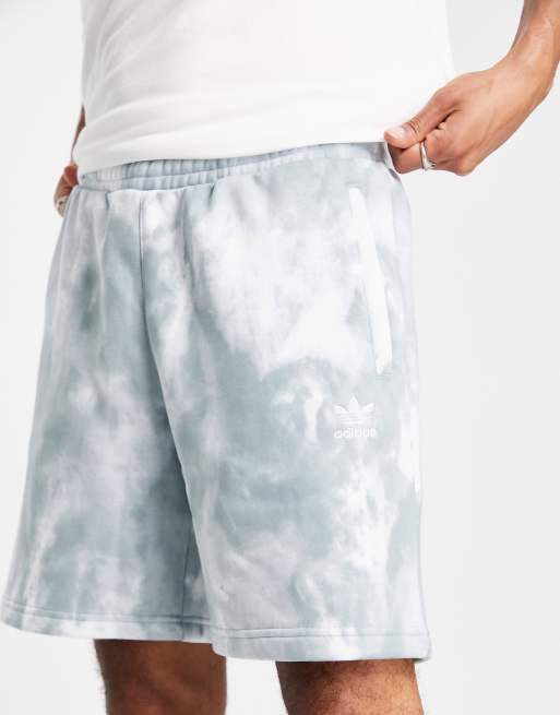 adidas Originals – Essentials – Shorts in Grau mit Batikmuster