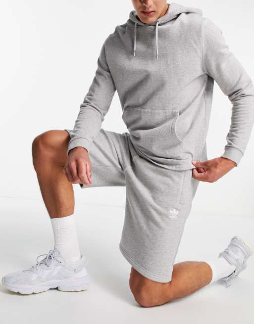 adidas Originals – Essentials – Shorts in Grau mit kleinem Logo