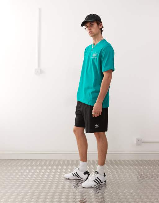 adidas Originals – Essentials – Shorts in Schwarz mit Kleeblattlogo in Weiß