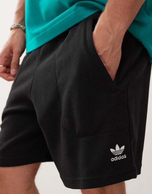 adidas Originals – Essentials – Shorts in Schwarz und Weiß mit Dreiblatt-Logo, 2 von 5