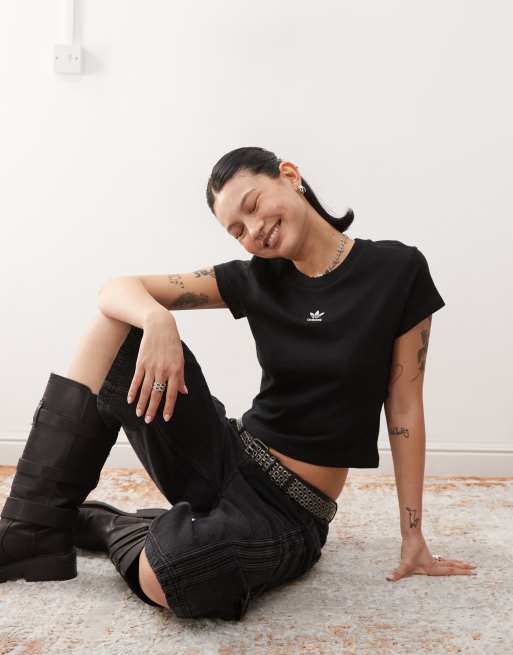 adidas Originals - Essentials - Smal T-shirt in zwart
