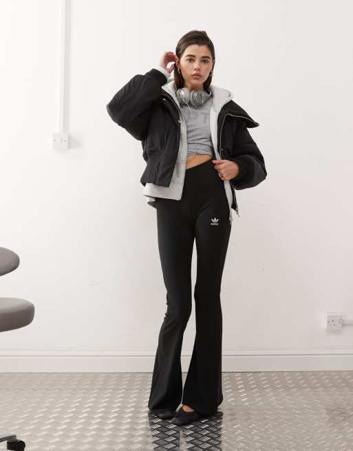 adidas Originals – Essentials – Svarta leggings i utsvängd design med treklöver