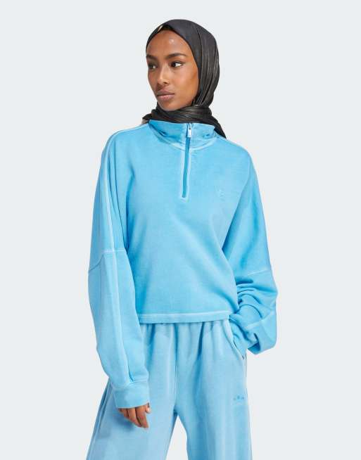 adidas Originals – Essentials+ – Sweatshirt in Blau mit kurzem Reißverschluss