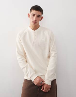 adidas Originals - Essentials - T-shirt à logo trèfle - Blanc merveilleux
