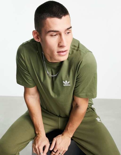 adidas Originals – Essentials – T-Shirt in Focus-Olivgrün