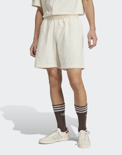 adidas Originals – Essentials – Vit shorts i bäckebölja