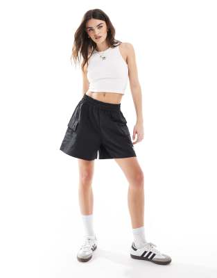 adidas Originals - Essentials - Web-Shorts aus Webstoff in Schwarz mit Cargotaschen und hohem Bund