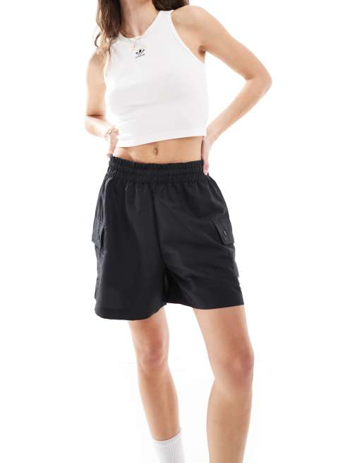 adidas Originals Essentials Web Shorts aus Webstoff in Schwarz mit Cargotaschen und hohem Bund