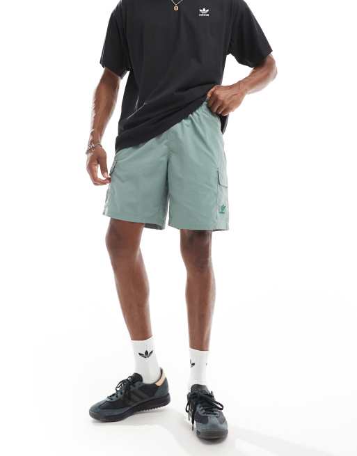 adidas Originals – Essentials – Zielone szorty bojówki z logo Trefoil