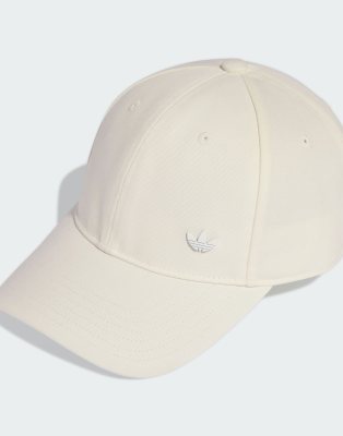 adidas Originals - Everyday Icons - Casquette à logo trèfle en métal ton sur ton - Blanc nuage