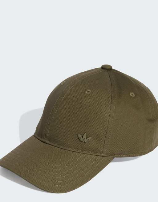adidas Originals – Everyday Icons – Kappe in Olive Strata mit farblich abgestimmtem Metall-Dreiblattlogo