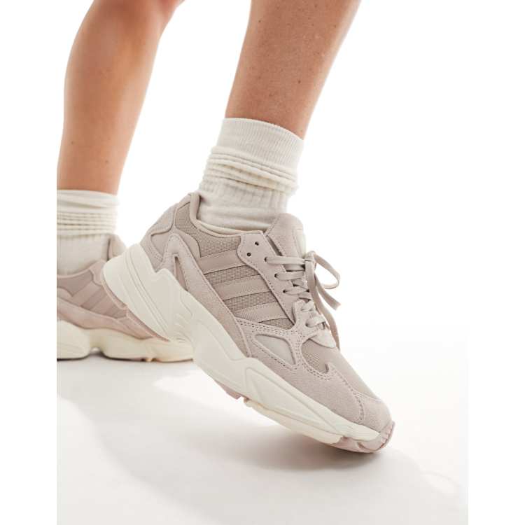 adidas Originals Falcon Brungra och beige traningsskor ASOS