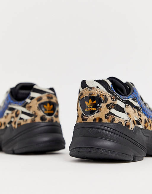 Mujer joven Carteles diagonal adidas Originals Falcon sneakers in contrast leopard prints | ASOS