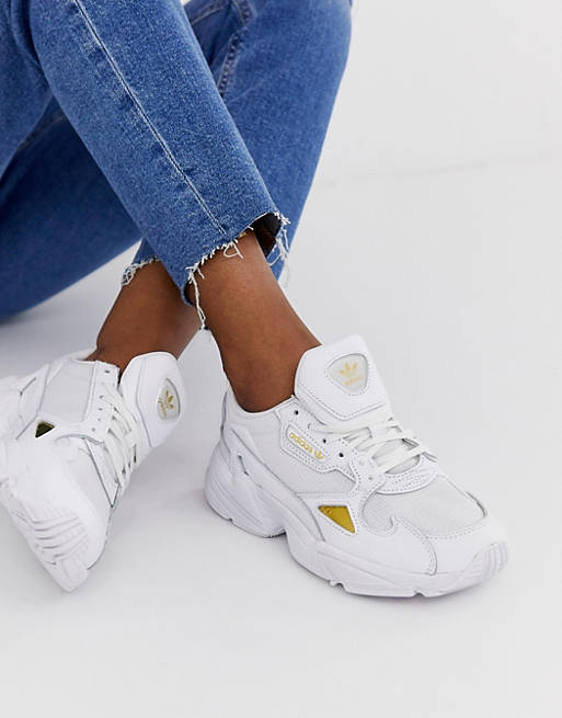 adidas Originals - Falcon sneakers in wit en goud