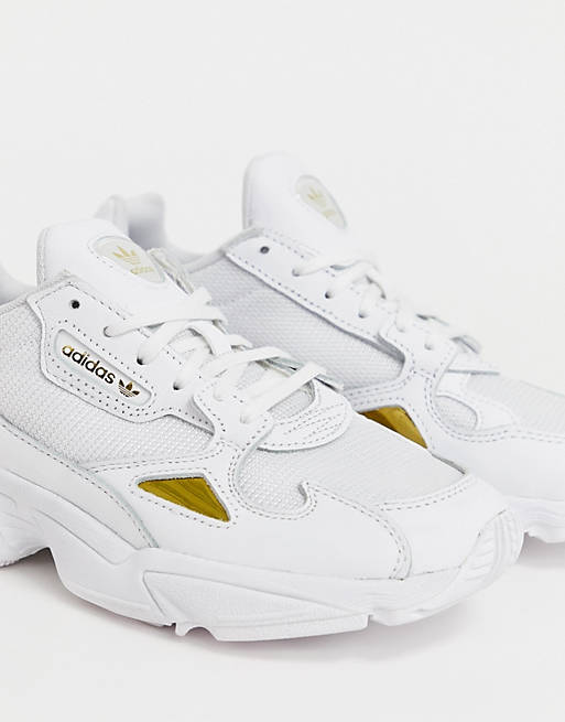 adidas Originals - Falcon sneakers in wit en goud