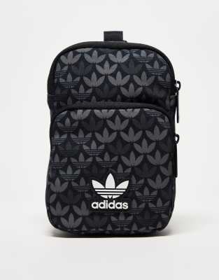 adidas Originals - Festival-Tasche in Schwarz mit Monogramm-Print