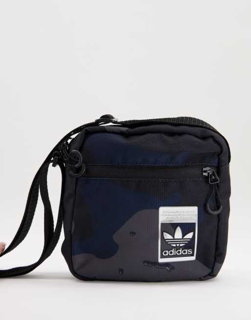 adidas Originals Festival Umhangetasche mit schwarzem Military Muster