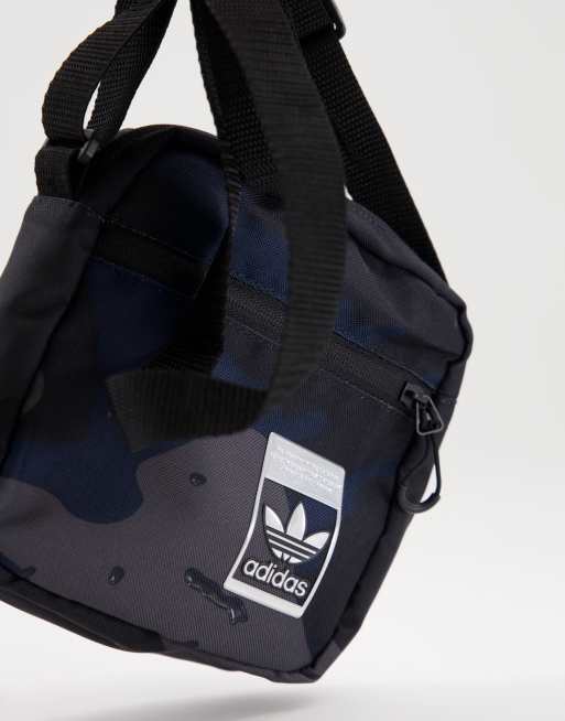 adidas Originals Festival Umhangetasche mit schwarzem Military Muster