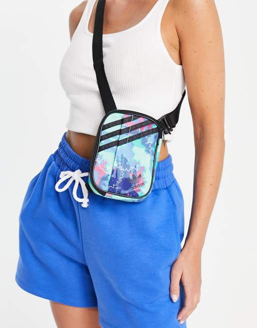 adidas Originals – Festiwalowa torebka z logo i efektem tie dye