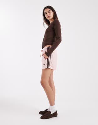 adidas Originals - Firebird - Frottee-Shorts in Sandrosa