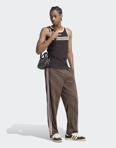 adidas Originals – Firebird – Kawowo-brązowe, luźne spodnie dresowe w monogramowy wzór - view 1