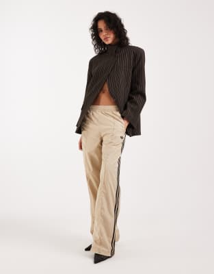 adidas Originals - Firebird - Locker geschnittene Trainingshose aus Nylon in hellem Khaki und Braun-Grün