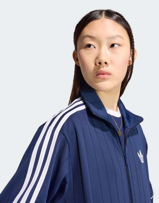 adidas Originals – Firebird – Locker geschnittenes Trainingsoberteil in Night Indigo/Weiß/Grau mit Nadelstreifen, 2 von 4