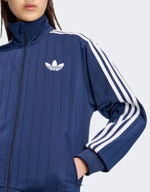 adidas Originals – Firebird – Locker geschnittenes Trainingsoberteil in Night Indigo/Weiß/Grau mit Nadelstreifen, 4 von 4