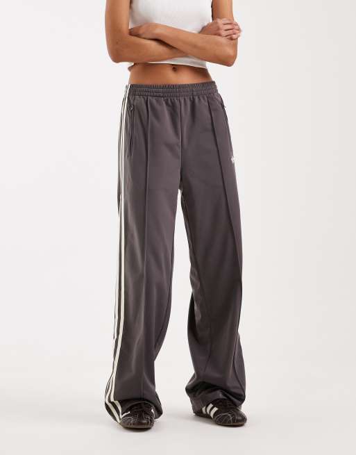adidas Originals – Firebird – Lockere Trainingshose in Anthrazit und Wollweiß, 2 von 5