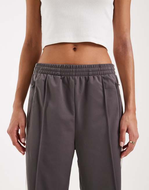 adidas Originals – Firebird – Lockere Trainingshose in Anthrazit und Wollweiß, 3 von 5