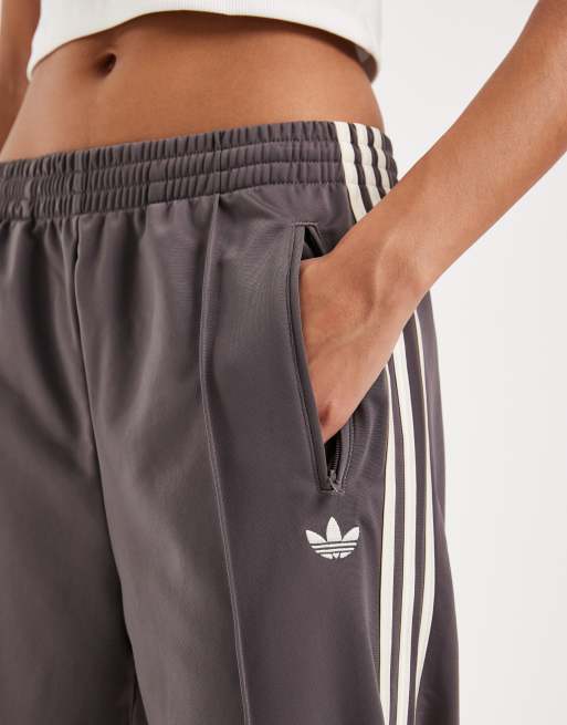 adidas Originals – Firebird – Lockere Trainingshose in Anthrazit und Wollweiß, 4 von 5