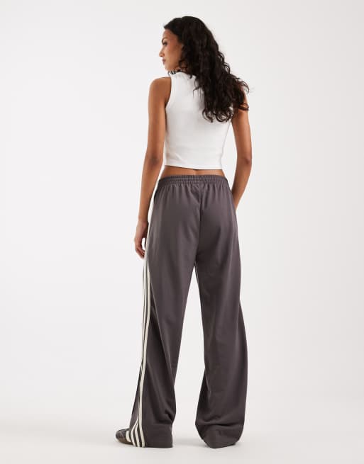 adidas Originals – Firebird – Lockere Trainingshose in Anthrazit und Wollweiß, 5 von 5