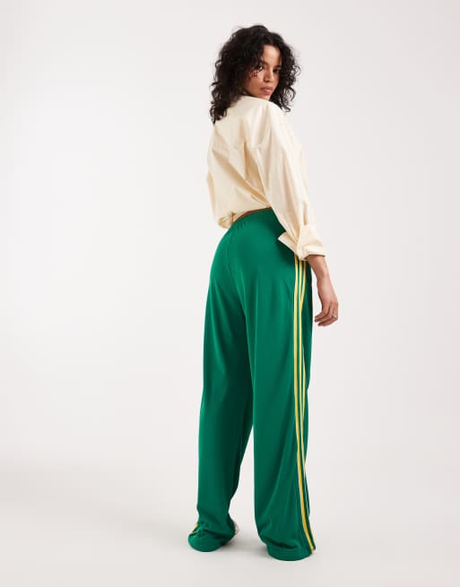 adidas Originals – Firebird – Lockere Trainingshose in Grün und Gelb, 3 von 5
