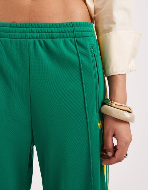 adidas Originals – Firebird – Lockere Trainingshose in Grün und Gelb, 4 von 5