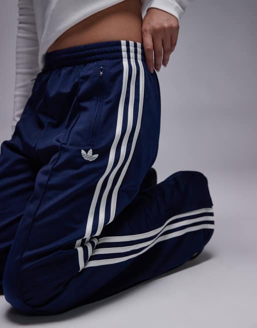 adidas Originals – Firebird – Lockere Trainingshose in Marineblau und Weiß, 5 von 5