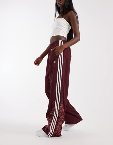 adidas Originals Firebird lockere Trainingshose mit Blumenstickerei in Burgunderrot - view 1