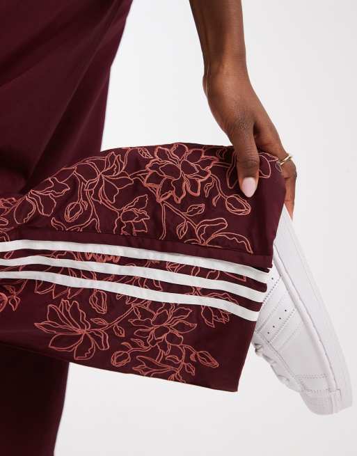 adidas Originals Firebird lockere Trainingshose mit Blumenstickerei in Burgunderrot, 3 von 5
