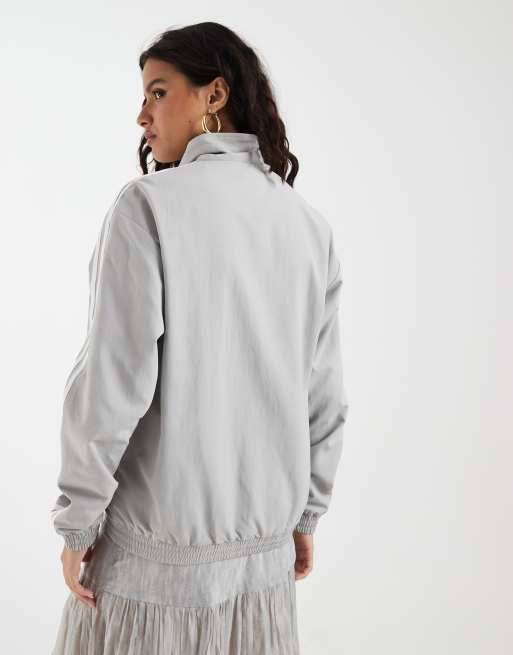 adidas Originals Firebird lockeres Trainingsoberteil mit Blumenstickerei in Grau, 3 von 4