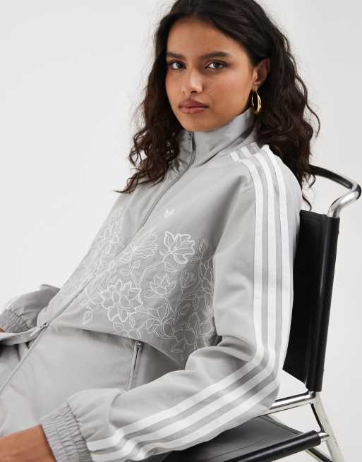 adidas Originals Firebird lockeres Trainingsoberteil mit Blumenstickerei in Grau, 4 von 4