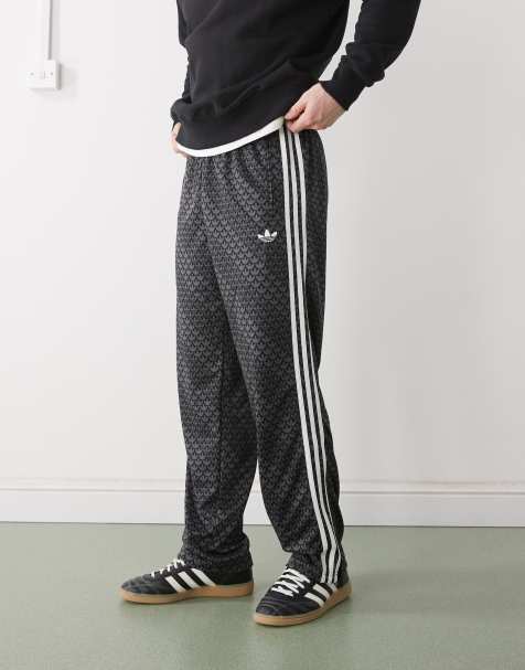 adidas Originals – Firebird – Loose-Fit-Trainingshose in Schwarz mit Monogramm-Muster - view 1