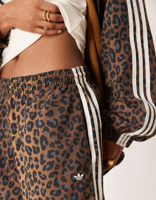 adidas☆Leopard Firebird Oversized トラックパンツ【UK発】 adidas Leopard Firebird Oversized Track Pants - Multicolor