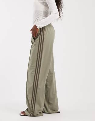 adidas Originals Firebird lösa träningsbyxor i ljus khaki — byxor med fickor från ASOS