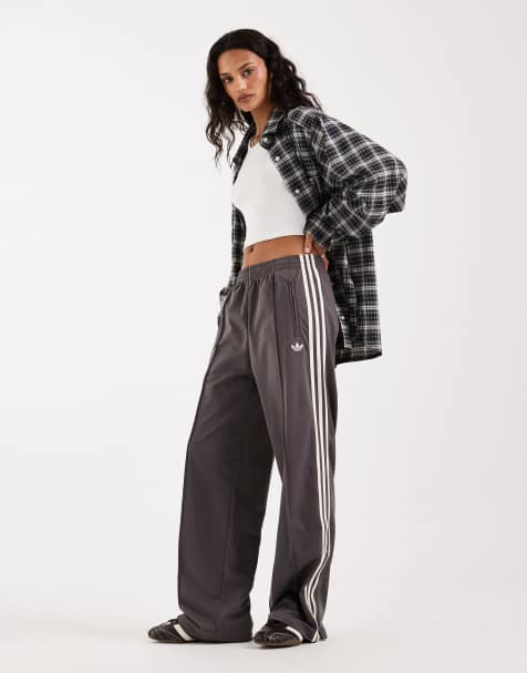 adidas Originals - Firebird - Losse trainingsbroek in antracietgrijs en gebroken wit - view 1