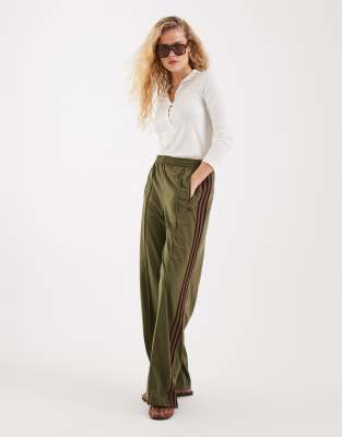 adidas Originals - Firebird - Losse trainingsbroek in olijfgroen en ...